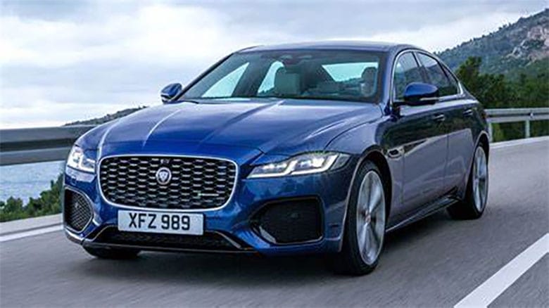 Xe sedan Jaguar XF màu đen bóng loáng, thể hiện sự sang trọng và lịch lãm đặc trưng của dòng xe Jaguar.