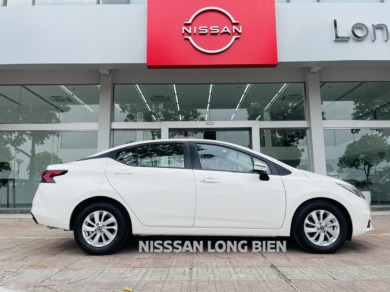 Xe sedan Nissan Almera màu trắng, một trong các dòng xe Nissan tiết kiệm nhiên liệu