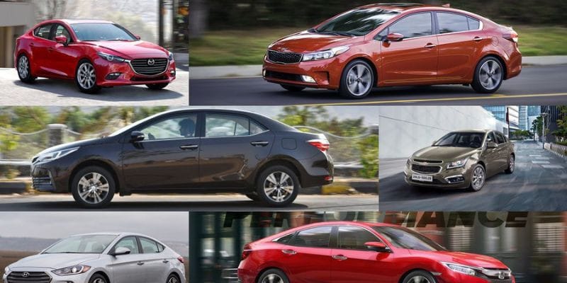 Xe sedan thuộc phân khúc C đỗ xe tại bãi đỗ xe ngoài trời