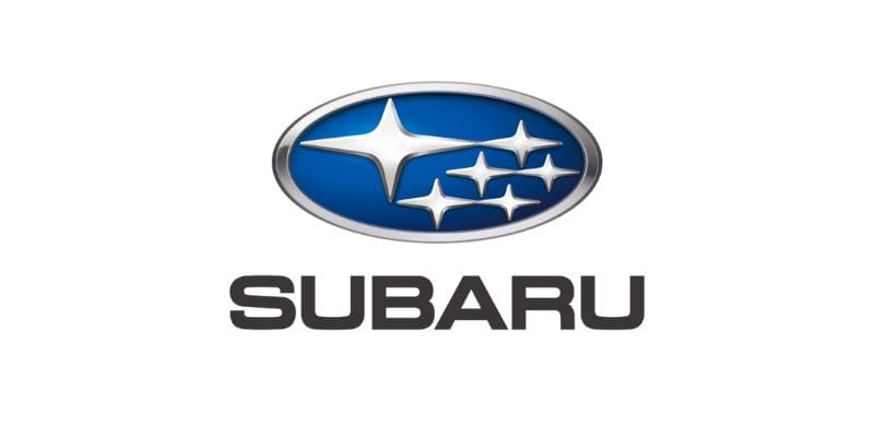 Xe Subaru Forester màu xanh đang đỗ trong rừng