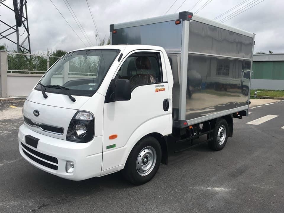 xe tai 1 tan 5 Kia K200s mau trang dang do ben duong pho