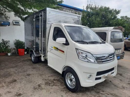 Xe tải 1 tấn di chuyển trên đường