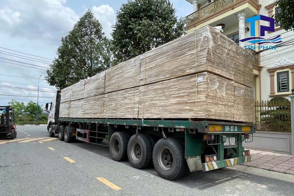 Xe tải 20 tấn vận chuyển đa dạng các loại hàng hóa