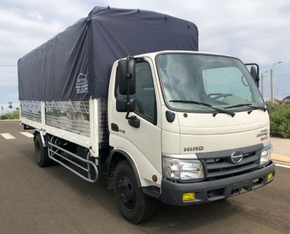 Xe tải 3.5 tấn Hino XZU 342L với thùng mui bạt màu xanh lá.
