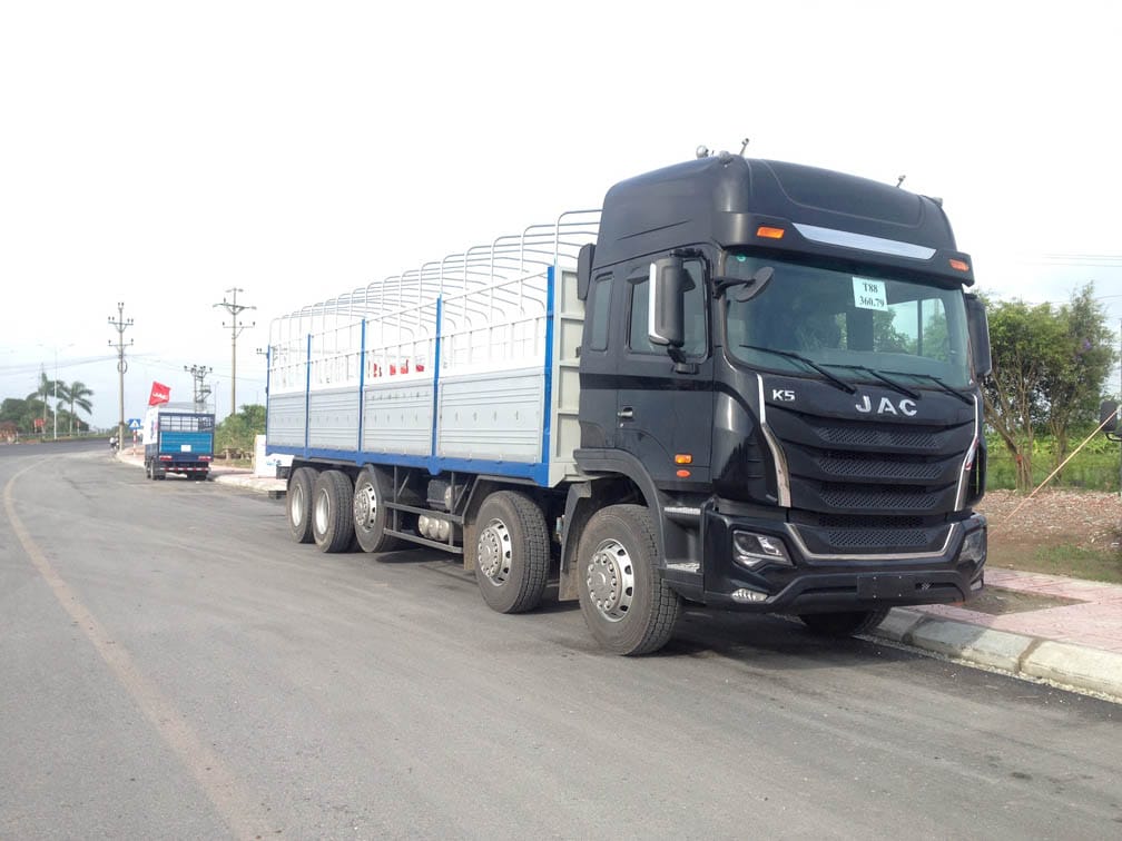 Xe tải 4 chân cũ tổng quan, sẵn sàng vận chuyển hàng hóa lớn tại TPHCM