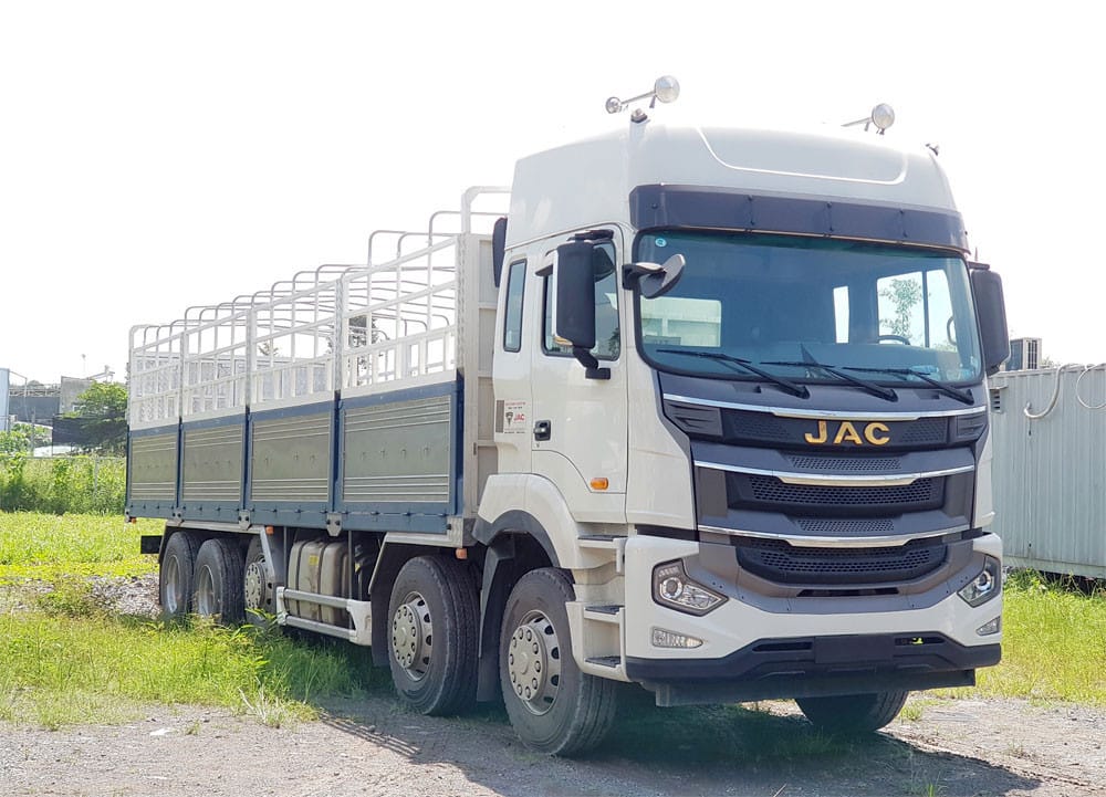 Xe tải 5 chân JAC A5 với thiết kế cabin mạnh mẽ