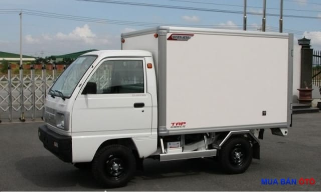 Xe tải 5 tạ Suzuki Carry Truck màu trắng di chuyển trên đường