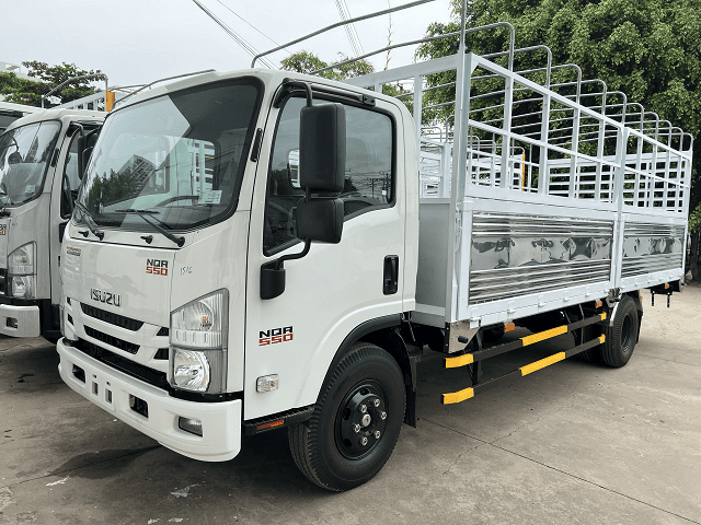 Isuzu NQR550 nổi bật với động cơ ổn định và an toàn