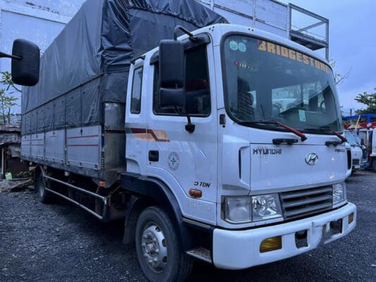 Xe tải 5 tấn di chuyển trên đường cao tốc