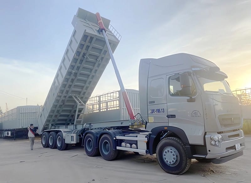 Xe tải 6 chân chở vật liệu xây dựng tại công trường
