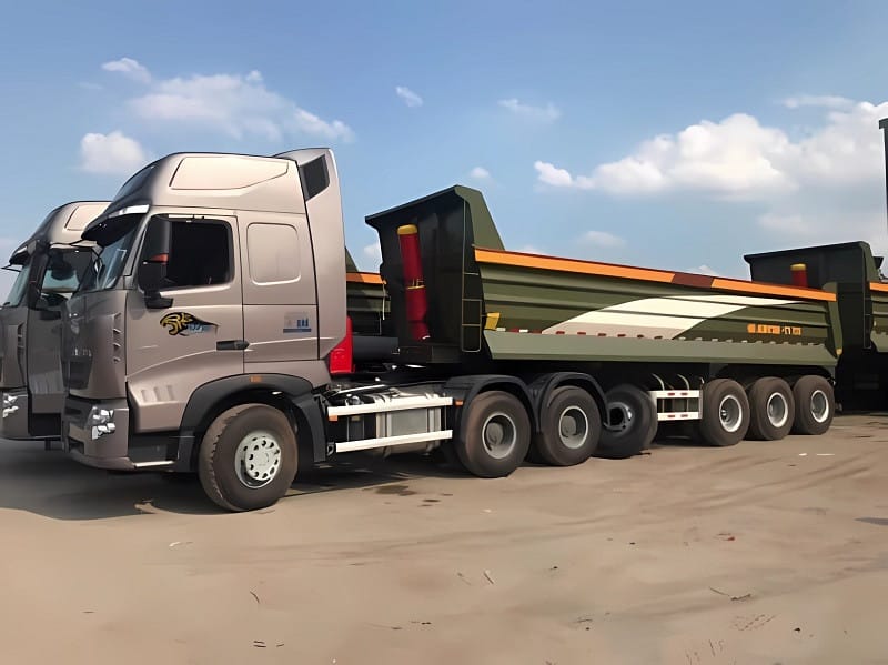 Xe tải 6 chân hạng nặng đang hoạt động trên đường