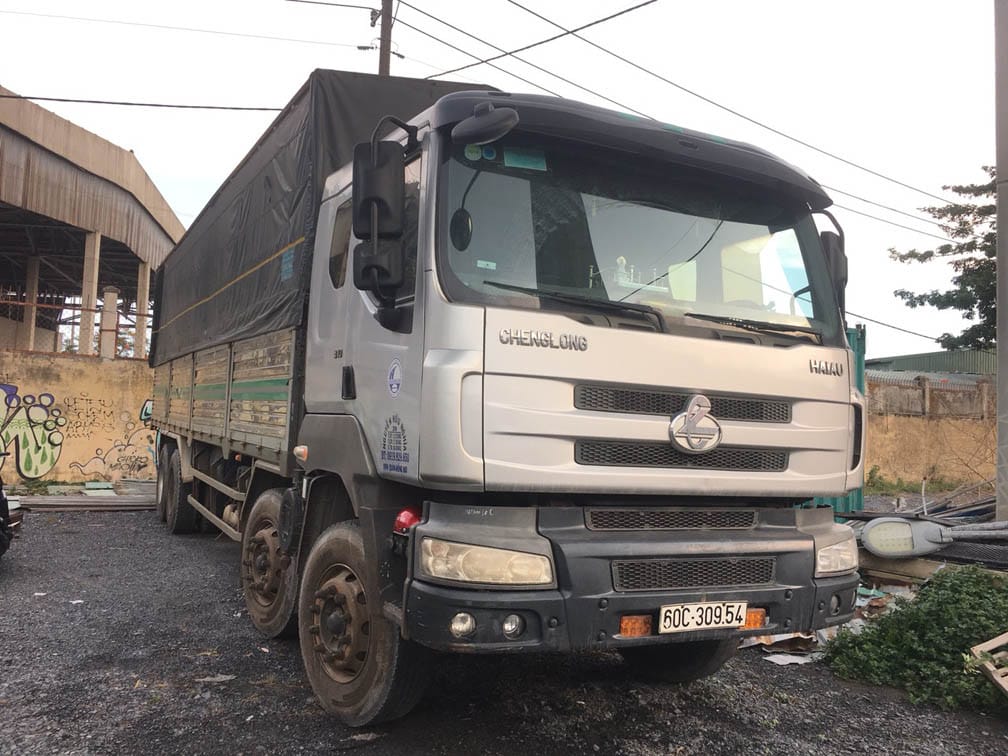 Xe tải Chenglong 4 chân cũ loại mui bạt, phù hợp vận chuyển đa dạng mặt hàng