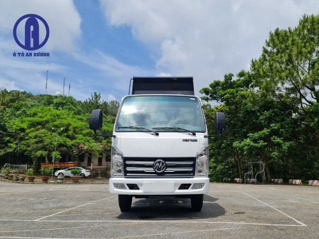 Xe tải Chiến Thắng màu xanh dương, một sản phẩm của hãng xe tải Việt Nam
