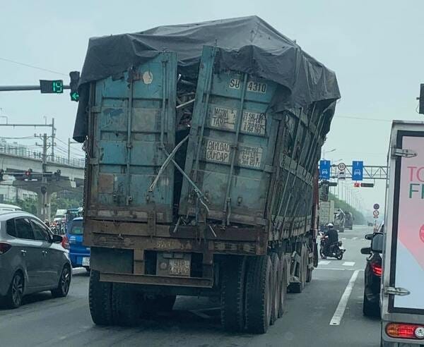 Xe tải chở hàng hóa cao vượt quá giới hạn an toàn, vi phạm quy định chiều cao và gây lỗi chở hàng cồng kềnh ô tô.