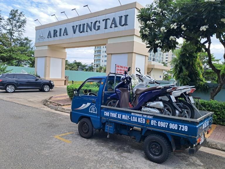 Xe tải chở nhiều xe máy đang chuẩn bị giao đến khách hàng, phục vụ dịch vụ thuê xe máy Vũng Tàu tiện lợi