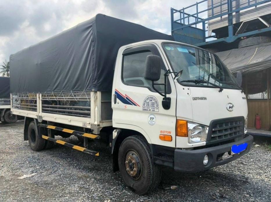 Xe tải cũ đang đậu, chuẩn bị giao dịch mua bán