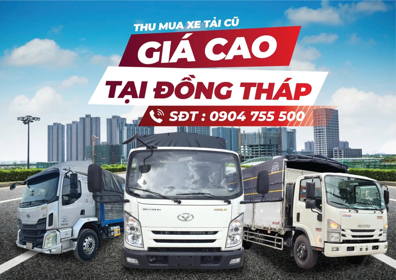 Xe tải cũ đang đậu tại kho bãi sẵn sàng được bán ở Đồng Tháp