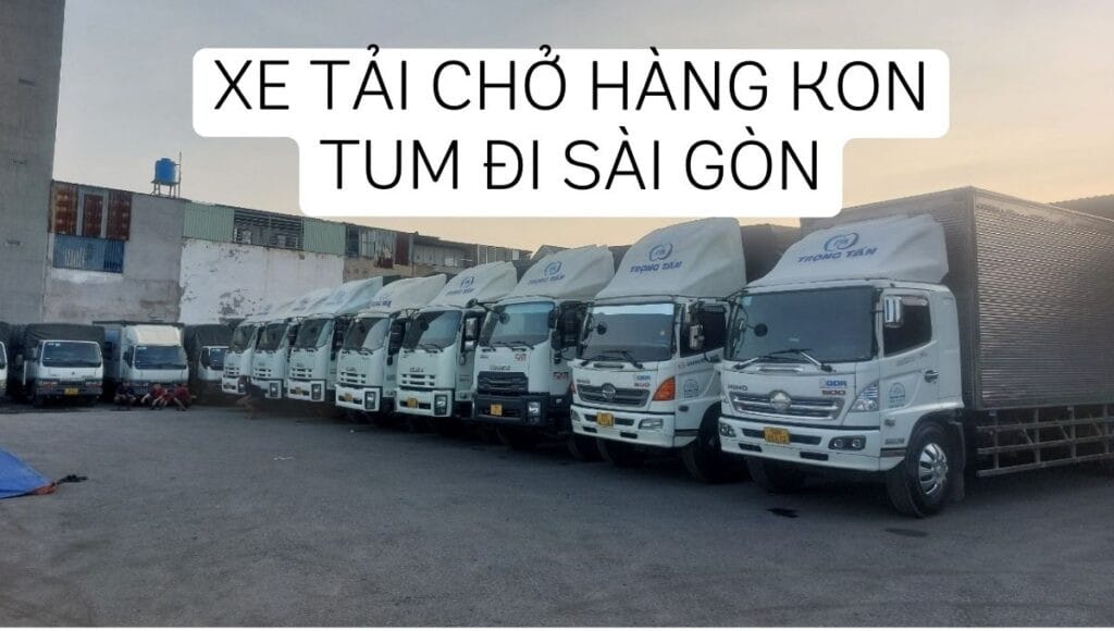 Xe tải cũ Kon Tum đang lưu thông trên đường