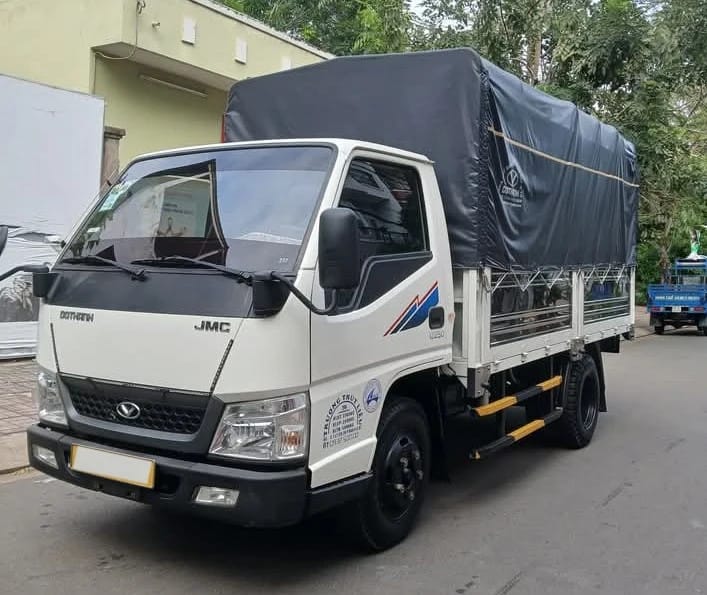 Xe tải Đô Thành 2.4 tấn cũ với thùng kín, sẵn sàng vận chuyển hàng
