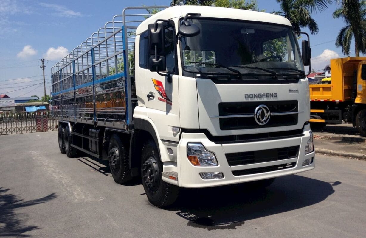 Xe tải Dongfeng 4 chân cũ đang hoạt động, minh họa độ bền và hiệu suất