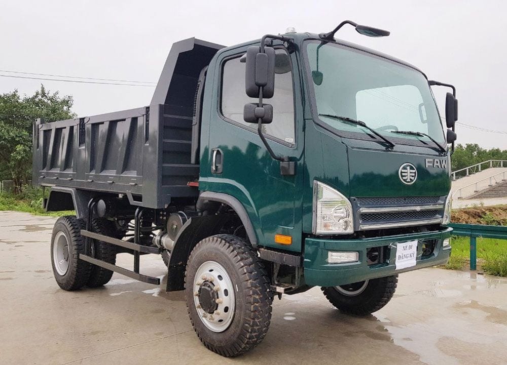 xe tải faw 2 cầu trên công trường