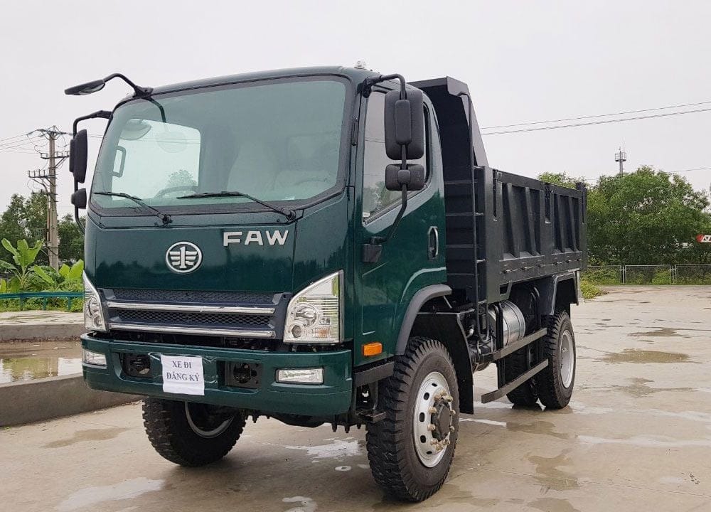 xe tải faw 2 cầu với thùng ben đang hoạt động