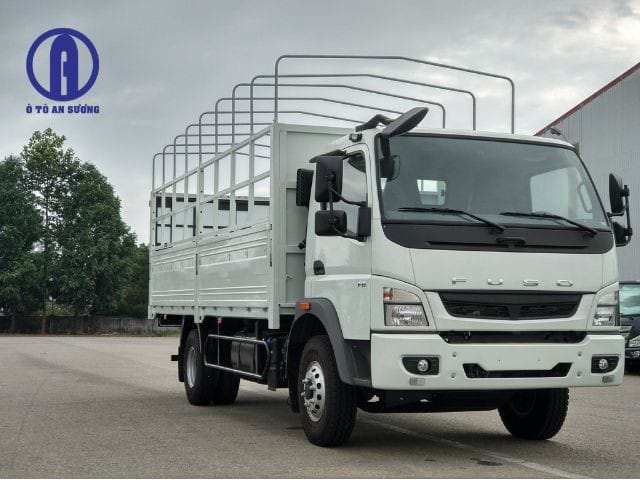 Xe tải Fuso Canter màu trắng đang di chuyển, đại diện cho thương hiệu Fuso uy tín
