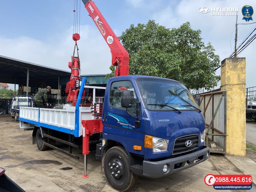 xe tải gắn cẩu Hyundai 110XL với cẩu Unic 344 đang vận hành trên công trường