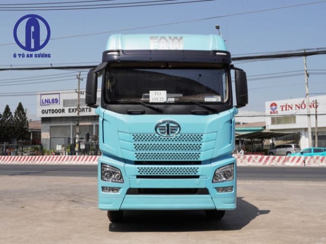 Xe tải hạng nặng FAW J6 trên công trường, thể hiện khả năng chịu tải của hãng