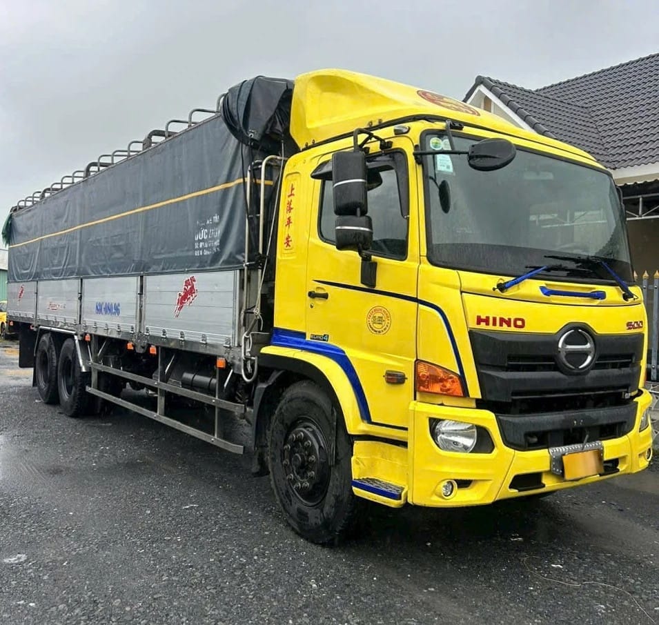 Xe tải Hino 3 chân 15 tấn cũ loại FL và FM phù hợp cho vận tải nặng ở Gia Lai