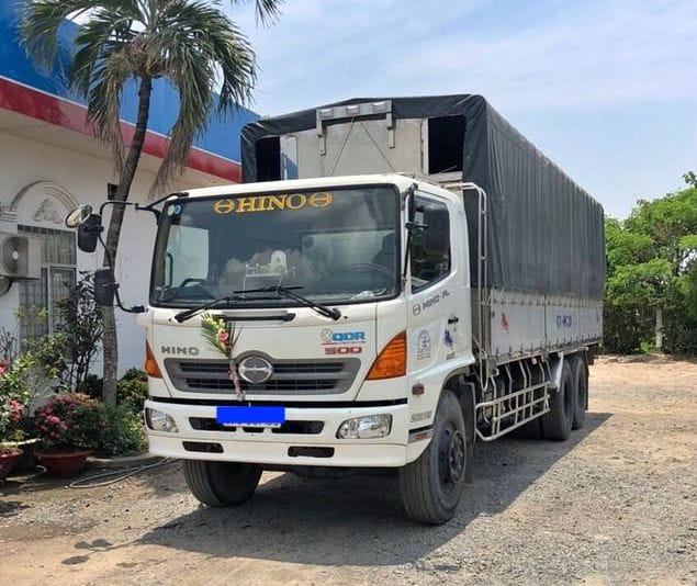 Xe tải Hino 3 chân 15 tấn cũ, tải trọng lớn phù hợp cho công việc nặng