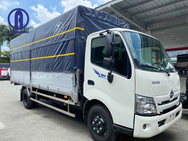Xe tải Hino 300 Series màu trắng, biểu tượng của công nghệ và độ bền Nhật Bản
