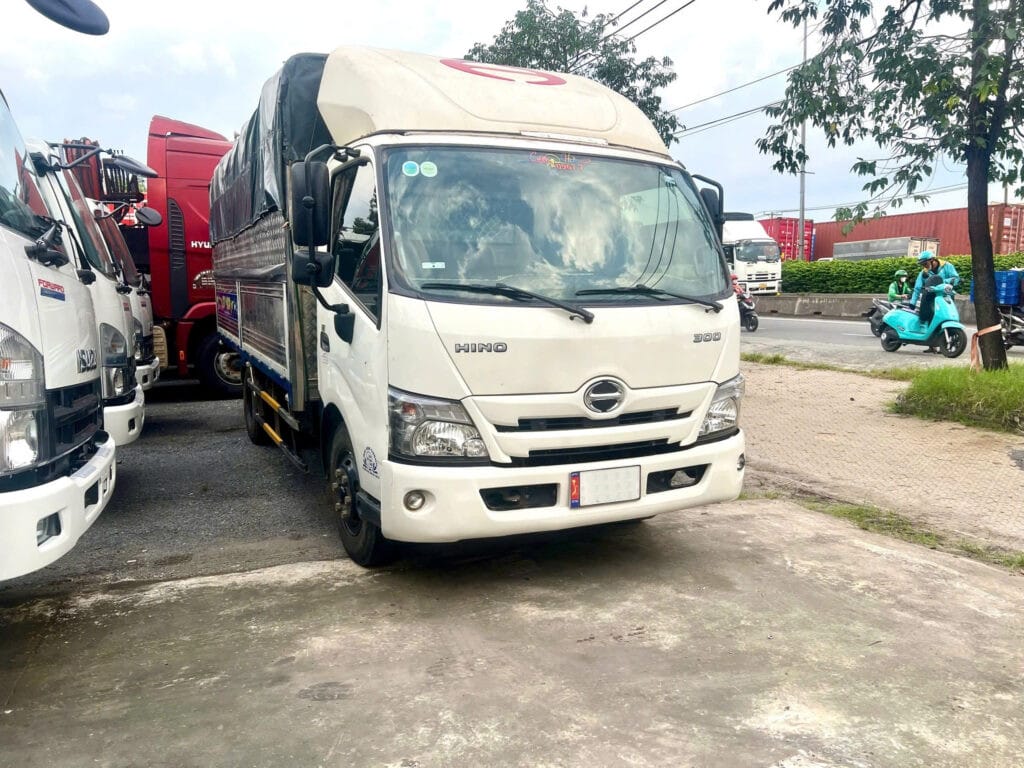 Xe tải Hino 3.5 tấn cũ đời 2021 giá 590 triệu