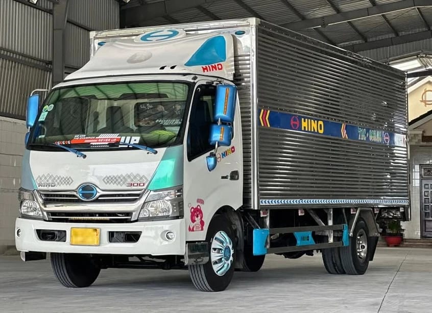 Xe tải Hino 3.5 tấn cũ màu trắng, một lựa chọn đáng cân nhắc