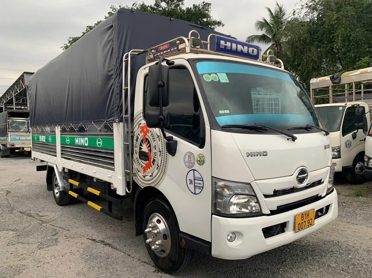 Xe tải Hino 3.5 tấn XZU720L cũ đang được trưng bày ở Gia Lai