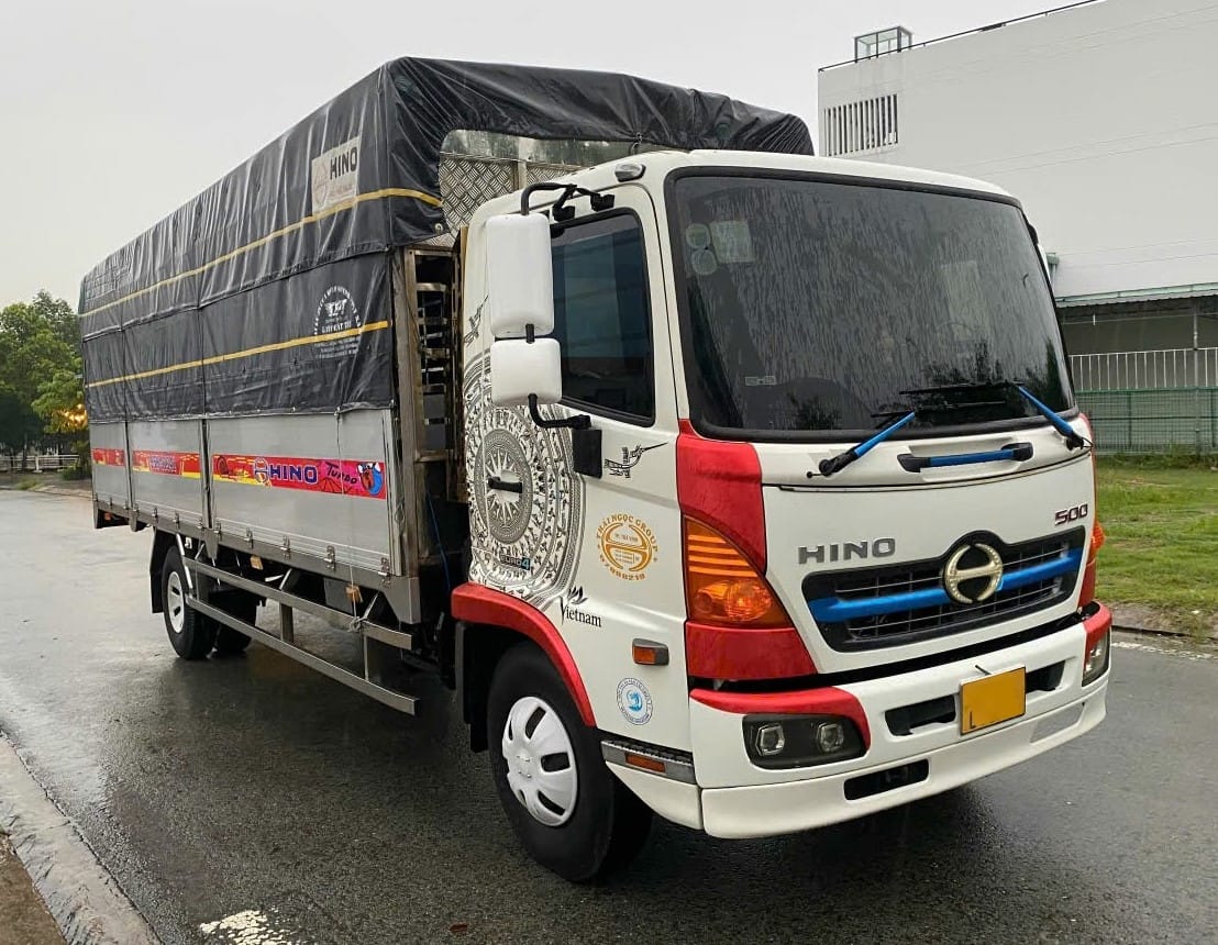 Xe tải Hino FC 6.5 tấn cũ màu trắng, hỗ trợ trả góp khi mua bán xe tải cũ Biên Hòa