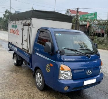 Xe tải Hyundai 1 tấn cũ đời 2004, thường được sử dụng cho các nhu cầu vận chuyển ngắn hoặc như xe dự phòng.