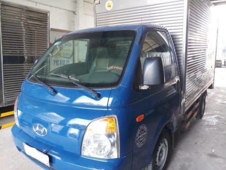 Xe tải Hyundai 1 tấn cũ đời 2007 với thùng mui kín và cabin mắt mèo, kết hợp tính thực dụng và thiết kế.