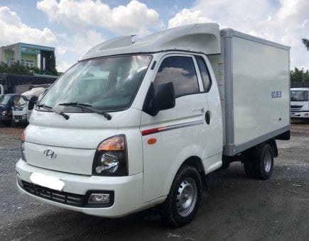 Xe tải Hyundai 1 tấn cũ đời 2012, một mẫu xe nhỏ gọn và bền bỉ cho vận chuyển hàng hóa nội thành.