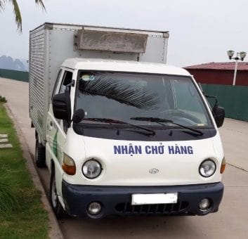 Xe tải Hyundai 1 tấn đời 2000, dù đã cũ nhưng vẫn có thể phục vụ nhu cầu vận chuyển đơn giản.