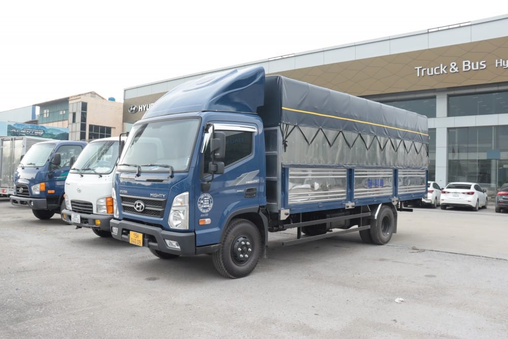 Xe tải Hyundai EX8 7 tấn đang chạy trên đường quốc lộ
