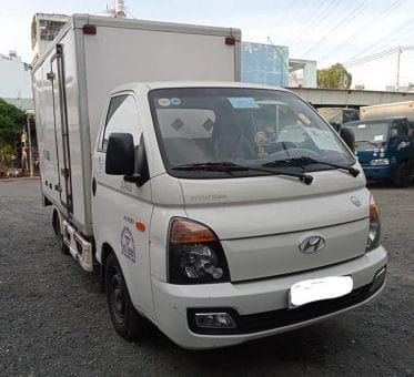 Xe tải Hyundai H100 1 tấn cũ đời 2013 thùng kín, giữ gìn hàng hóa an toàn trong mọi điều kiện.