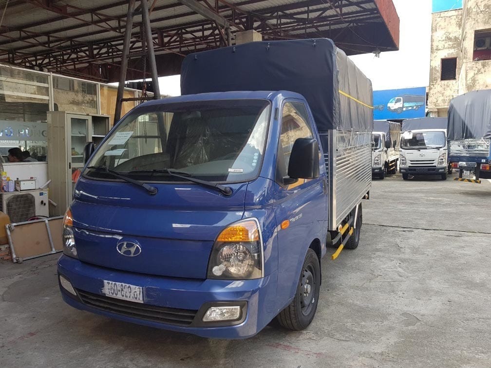 Xe tải Hyundai H150 1.5 tấn cũ màu trắng đậu trên đường