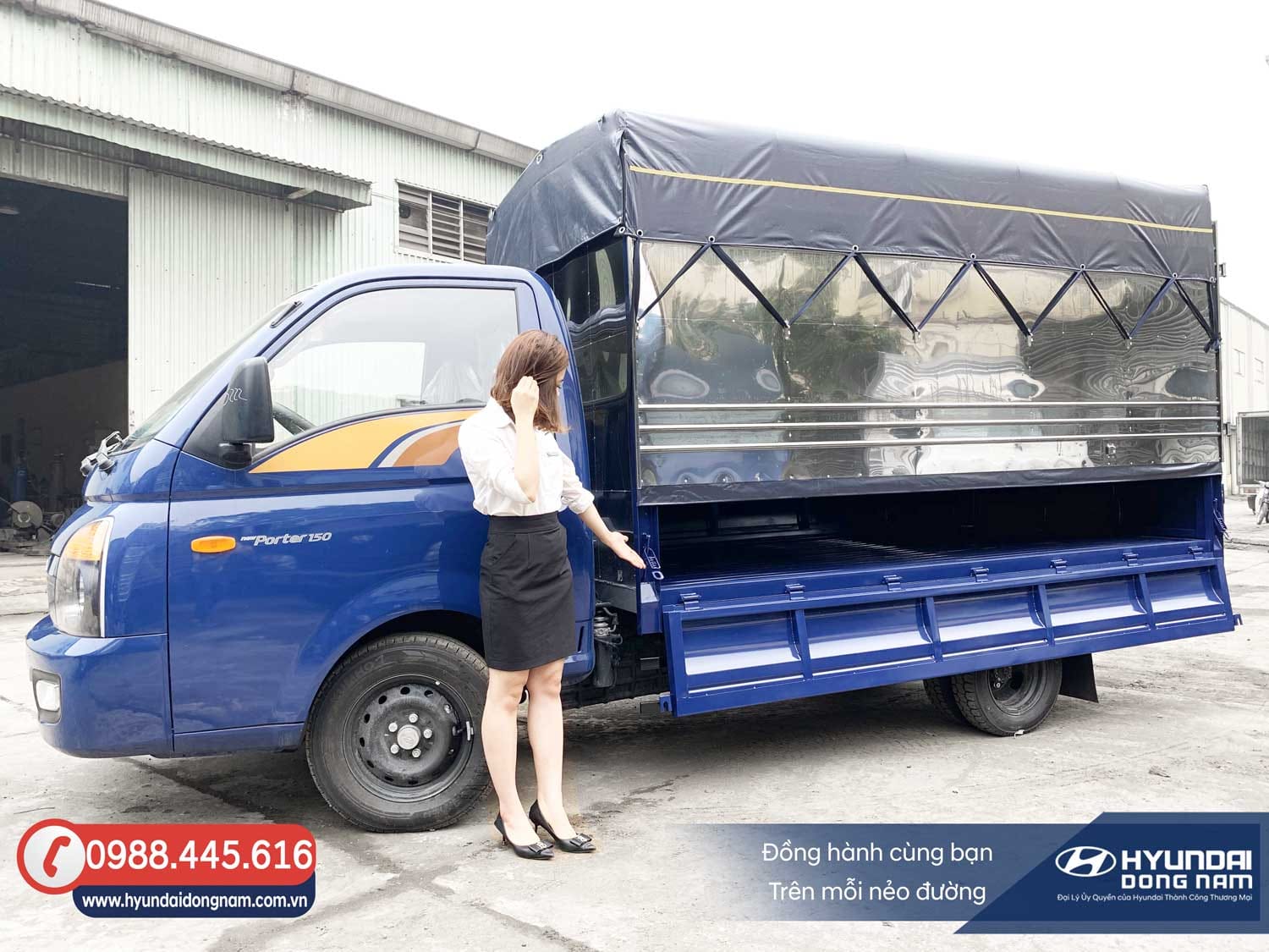 Xe tải Hyundai H150 thùng bạt di chuyển trên đường phố