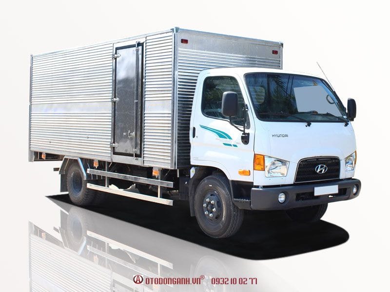 Xe tải Hyundai màu trắng với thùng kín đang đậu, minh họa cho việc đóng thùng mui kín xe tải