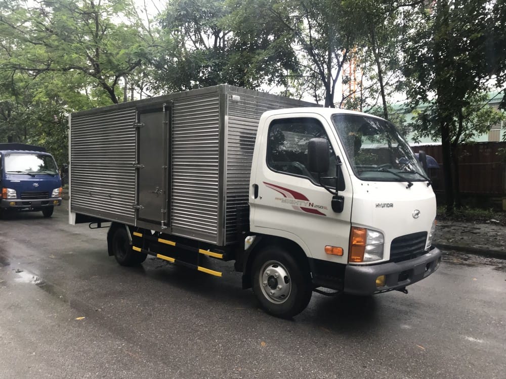 Xe tải Hyundai N250SL thùng kín đang đỗ trên đường