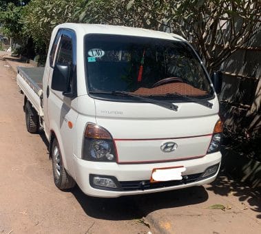 Xe tải Hyundai Porter 2 1 tấn cũ đời 2014 với thùng lửng, lý tưởng cho việc chở vật liệu xây dựng.