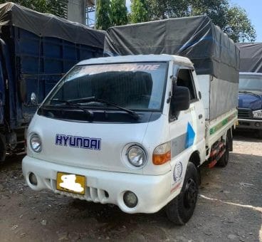 Xe tải Hyundai Porter H100 1 tấn đời 2002 sau khi được tân trang, vẫn giữ được vẻ ngoài khá đẹp.