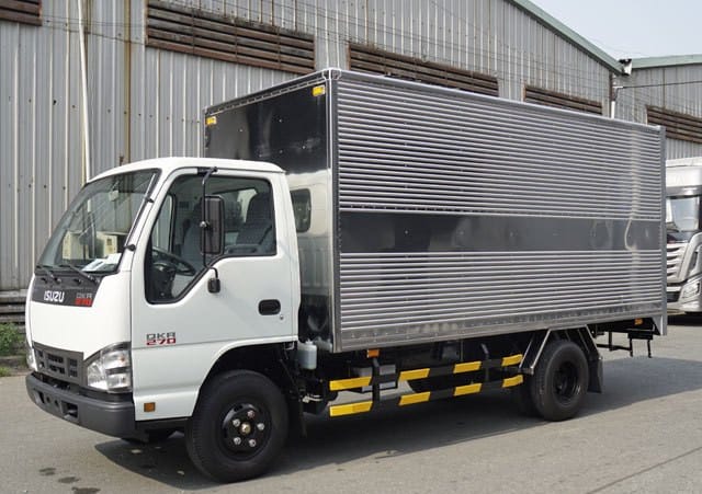 Xe tải Isuzu 1.9 tấn thùng kín đang vận hành, minh họa khả năng chuyên chở hàng hóa.