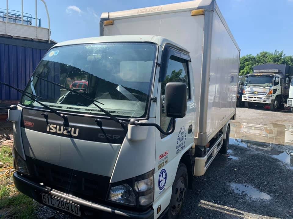 Xe tải Isuzu 1.9t cũ đời 2012 đang chở hàng